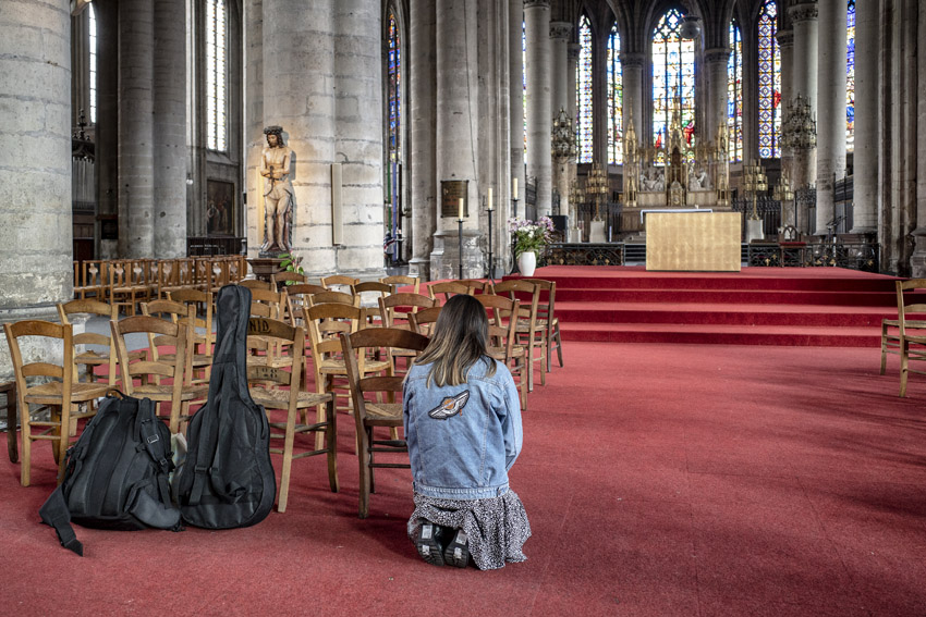 STRAATFOTOGRAFIE  De vrijheid van kijken, luisteren, voelen en slenteren.  Mijn plezier zit in het vastleggen van ‘gewone’ momenten met een verhalend karakter. Soms raadselachtig, grappig of ernstig. Het lijkt de waarheid maar is het niet. Het is de interpretatie van jou (en mij) van een moment van de werkelijkheid.